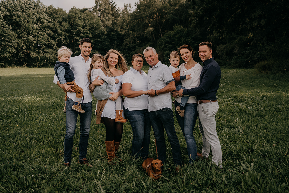 fotoshootings, grosses familienfoto mit den grosseltern und hund